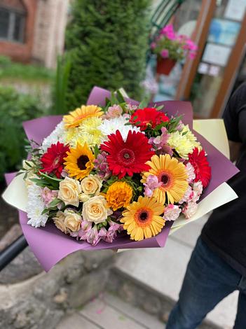 Букет цветов из: Герберы, Ромашки, Хризантемы, Розы и Подсолнухи в Подстепки