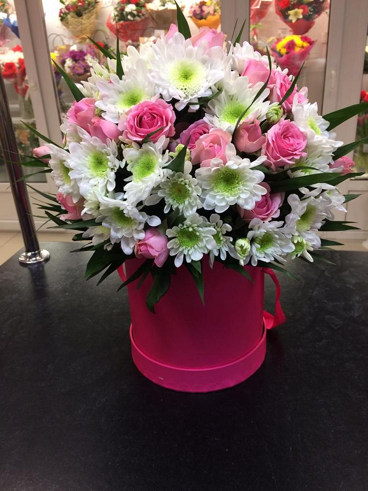 Цветочная композиция из Розы и Хризантемы в шляпной коробке в Подстепки