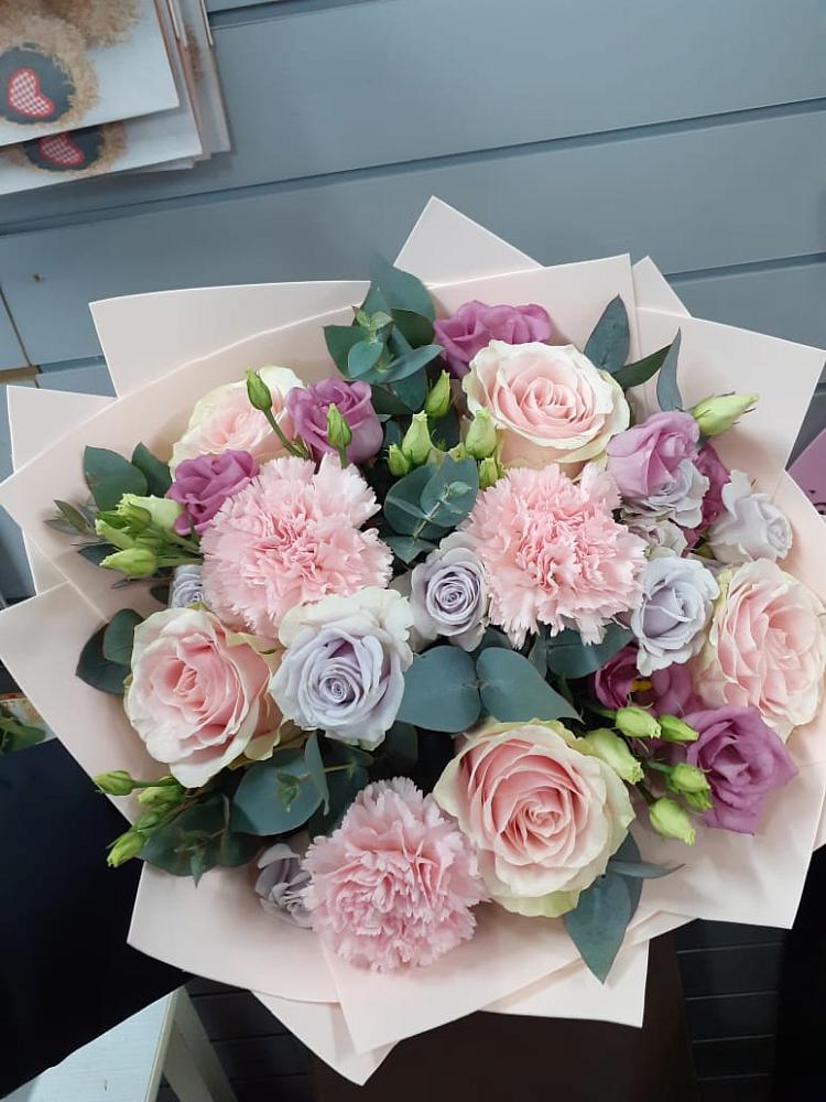 Букет цветов из: Розы, Гвоздики и Лизиантусы в Подстепки